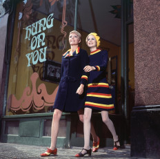 Sara Crichton-Stuart, Twiggy by Ronald Traeger (1966)
