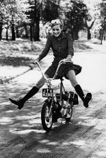Twiggy by Ronald Traeger (1967)