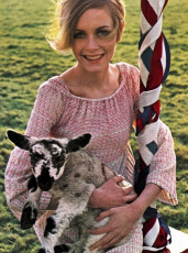 Twiggy by Ronald Traeger (1967)