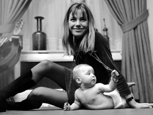 Jane Birkin with 7-month-old Kate Barry / 1967