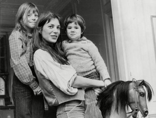 Jane Birkin with Kate Barry and Charlotte Gainsbourg / 1976