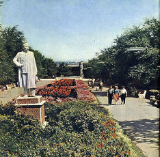 Донецк. Памятник Максиму Горькому в сквере имени писателя / 1962