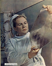 Донецк. Советская медицина. Детвора окружена постоянной заботой опытных врачей-педиатров / 1962