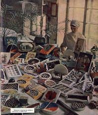 Донецк. Продукция Донецкой кондитерской фабрики удовлетворяла самые изысканные запросы советских людей / 1962