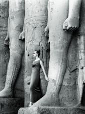 Saison am Nil, Janni vor Ramses-Statuen by F.C. Gundlach (1961)