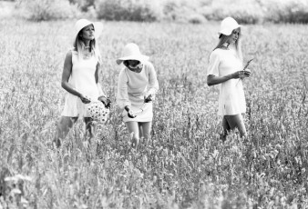 Models in summer wardrobe, Hamburg by F.C. Gundlach (1970)