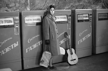 Газетные автоматы на станции метро Белорусская / Виктор Ахломов (1960)