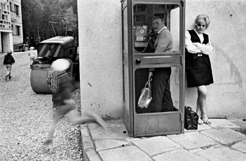 Мужчина в телефонной будке, Вильнюс / Антанас Суткус (1964)