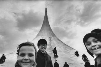 У монумента / Нина Свиридова, Дмитрий Воздвиженский (1970)