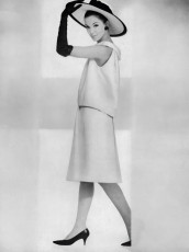 Margo McKendry by Karen Radkai / Vogue USA (1960.04/2)