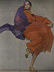 Twiggy by Richard Avedon (Vogue USA 1968.03/2)