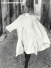 Beverly Johnson by Norman Parkinson / Vogue ITA (1977.01)