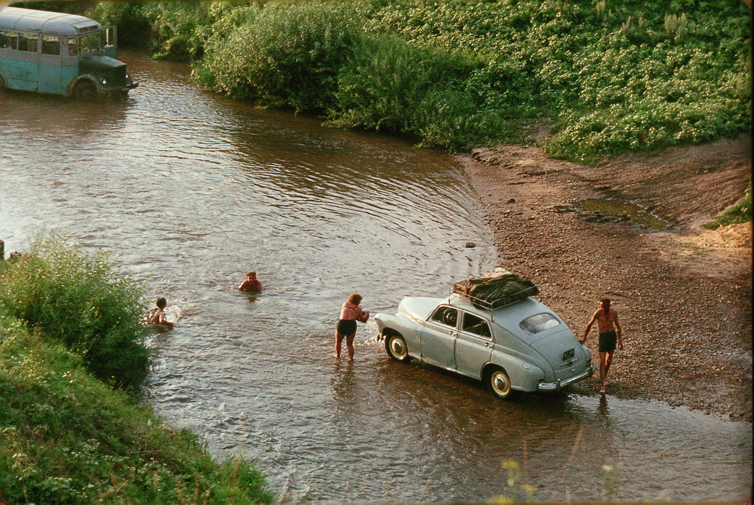 Машинки купаются. Мытье машины в реке. Мытье машин на берегу реки. Мойка машины в реке. Мытье машин у водоемов.